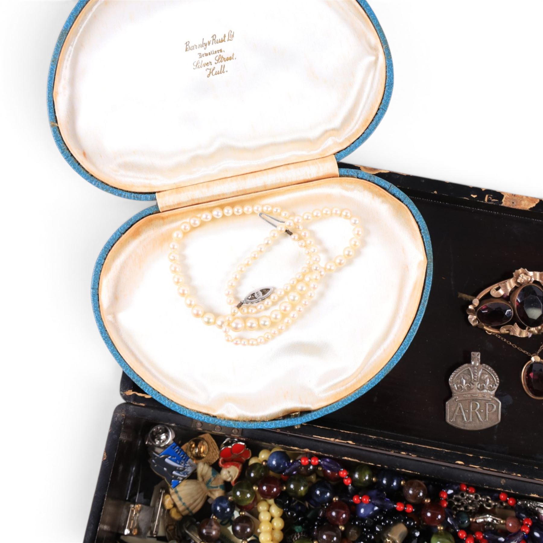 9ct gold chain links, silver ARP brooch, Victorian gilt brooch, simulated pearl necklace with 9ct gold clasp and a collection of beaded necklaces