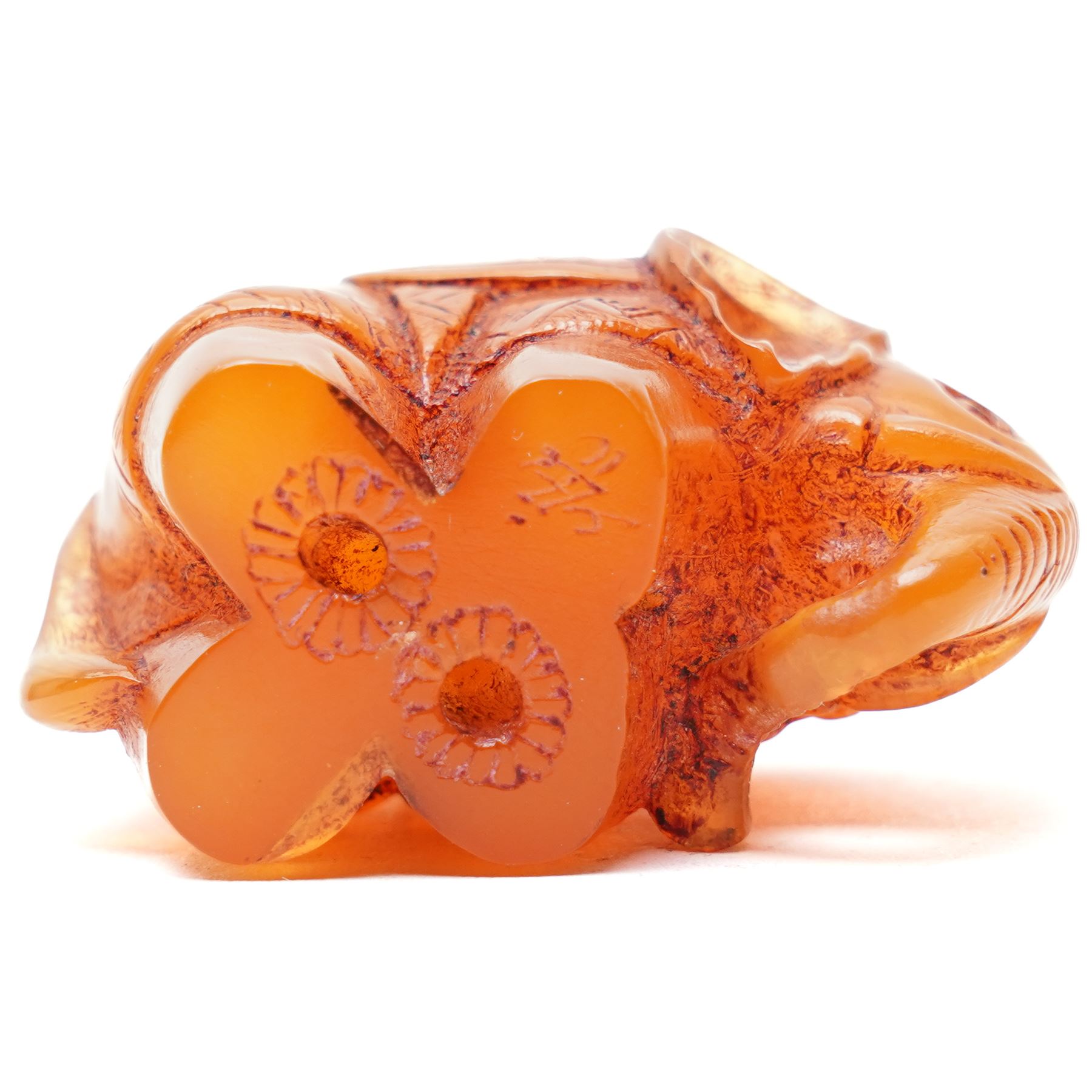 Japanese Meiji period carved amber netsuke in the form of an elephant, signed with single character mark to base, W4cm