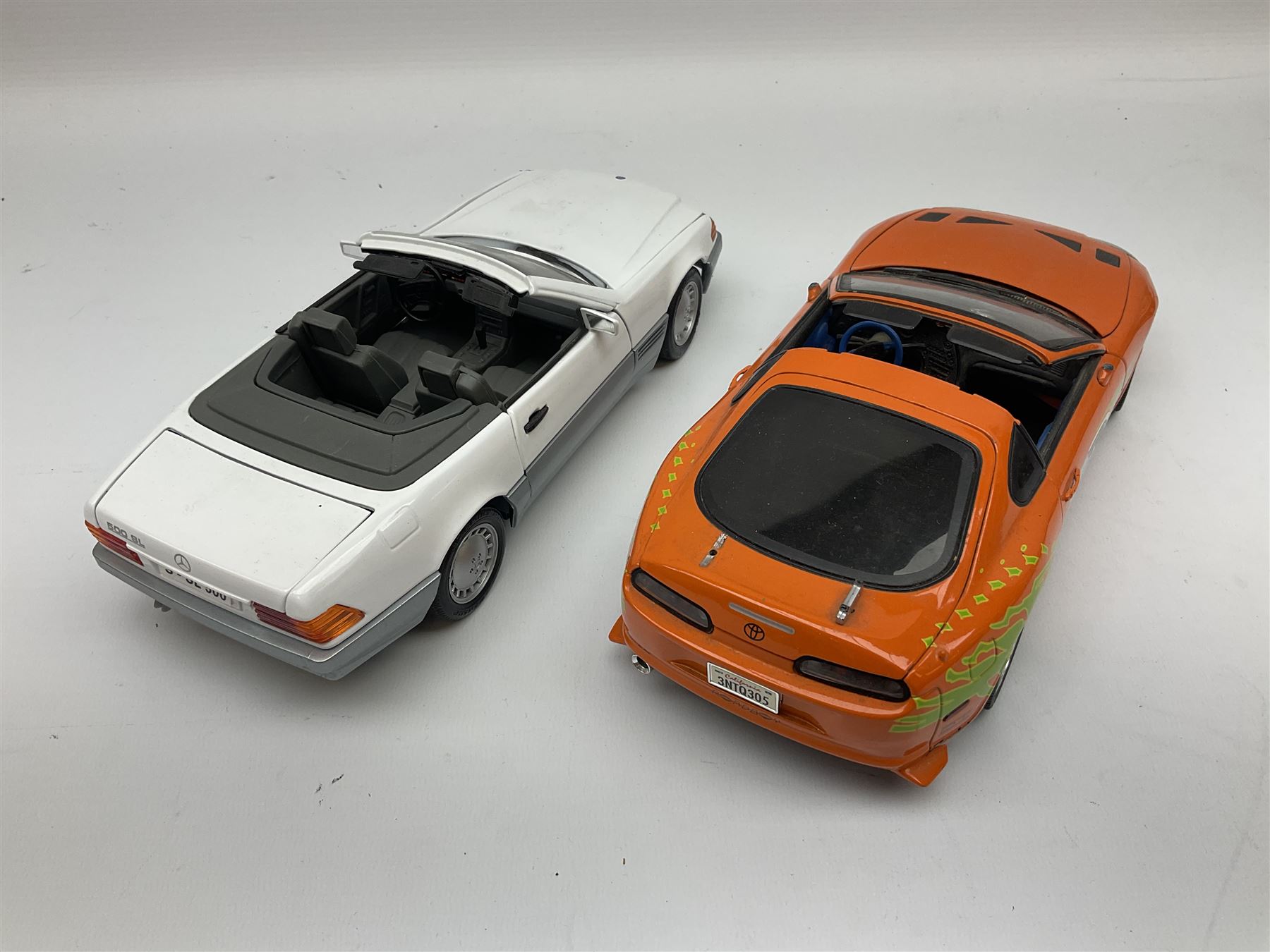 Nine 1:18 scale die-cast models including Ertl Chevrolet; Norev Renault 16; Sun Star Mitsubishi Pajero and Lotus Elan; Motor Max Land Rover Discovery; Road Tough Mercedes Benz 500SL etc; all unboxed (9)