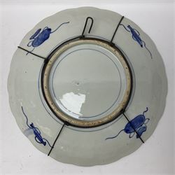 Three Japanese Imari chargers with scalloped edges, largest D38cm