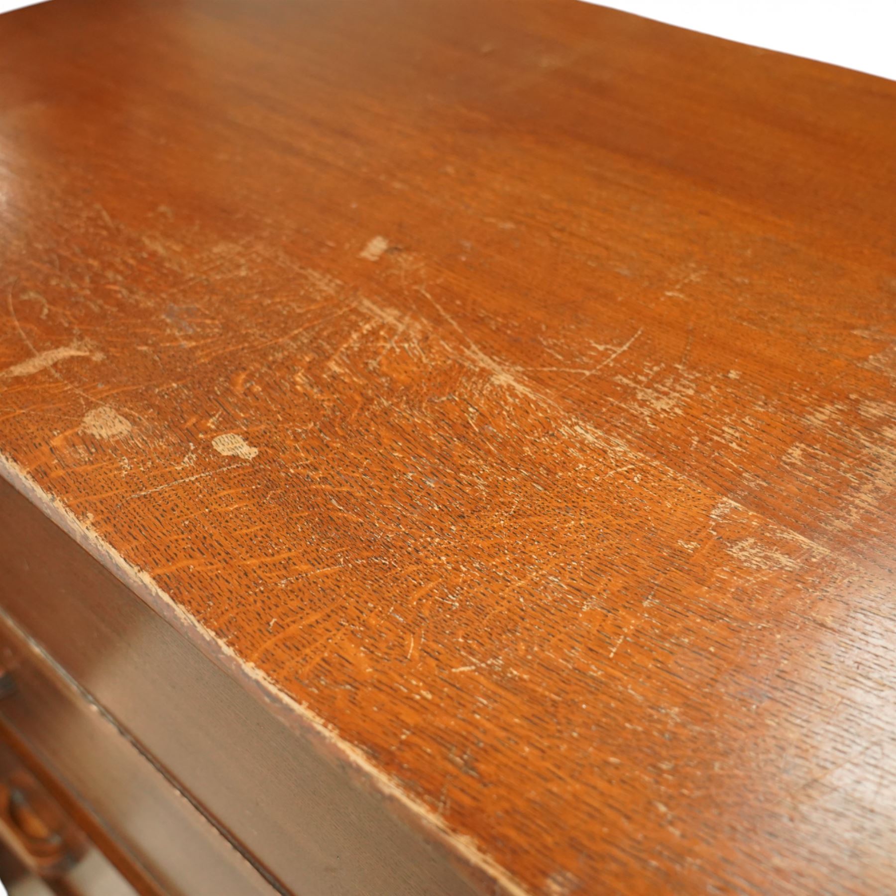 Mid 20th century oak chest of drawers, rectangular top with gently rounded front edge over four graduating drawers fitted with recessed ribbed wooden handles, plain drawer fronts, raised on an integral plinth base