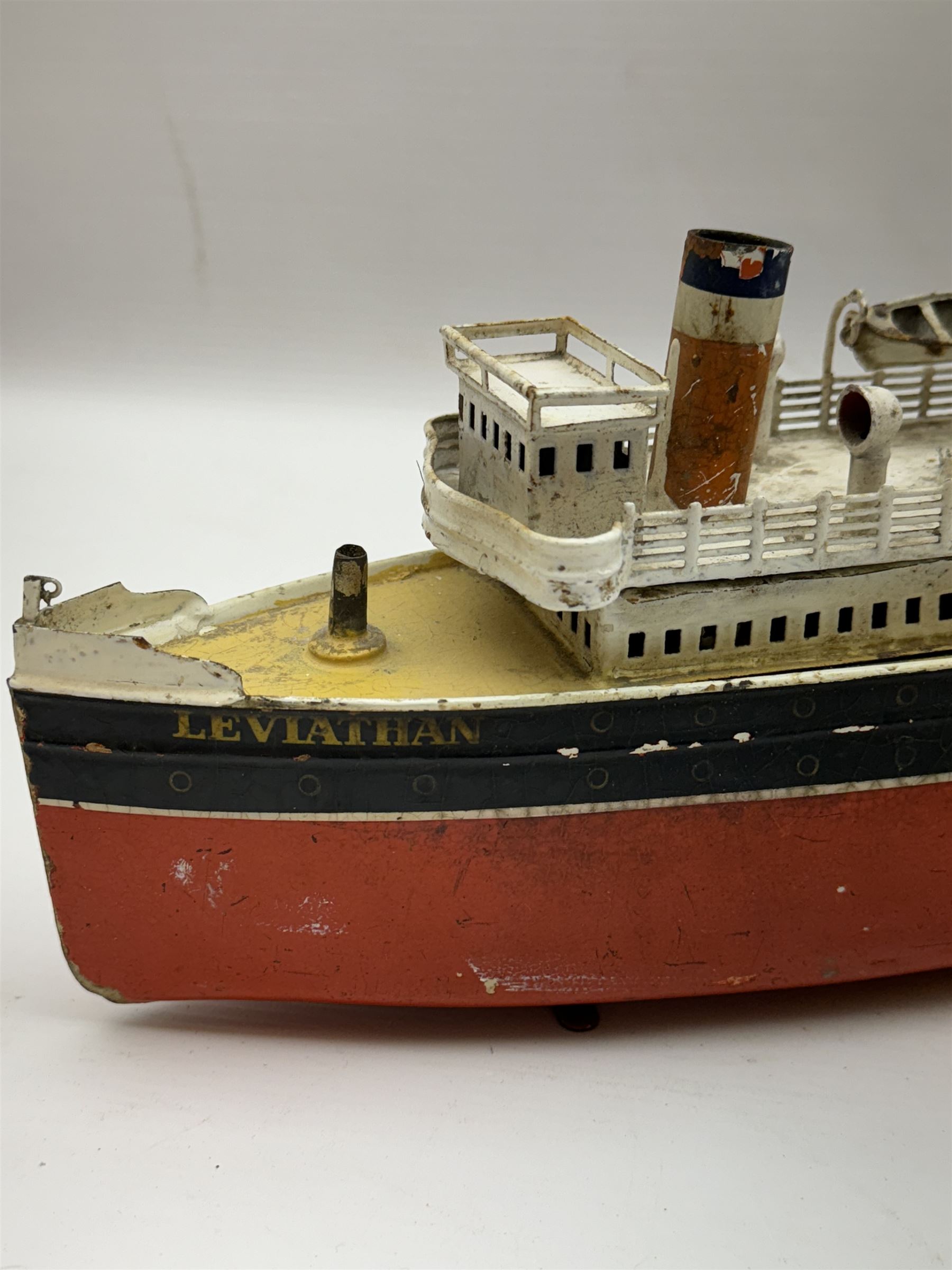 Early 20th century Gebruder Bing tinplate clockwork liner 'Leviathan', model no. B-49, H14.5cm, W37cm