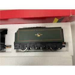 Hornby ‘00’ gauge - Class N15 4-6-0 ‘Sir Dinadan’ locomotive no.795 in SR green; Coronation Class 7P 4-6-2 ‘Duchess of Sutherland’ locomotive no.6233 in LMS maroon; Class 7P 4-6-2 ‘The Princess Royal’ locomotive no.6200 in LMS maroon; Class A4 4-6-2 ‘Mallard’ locomotive no.60022 in BR green; in original boxes (4) 