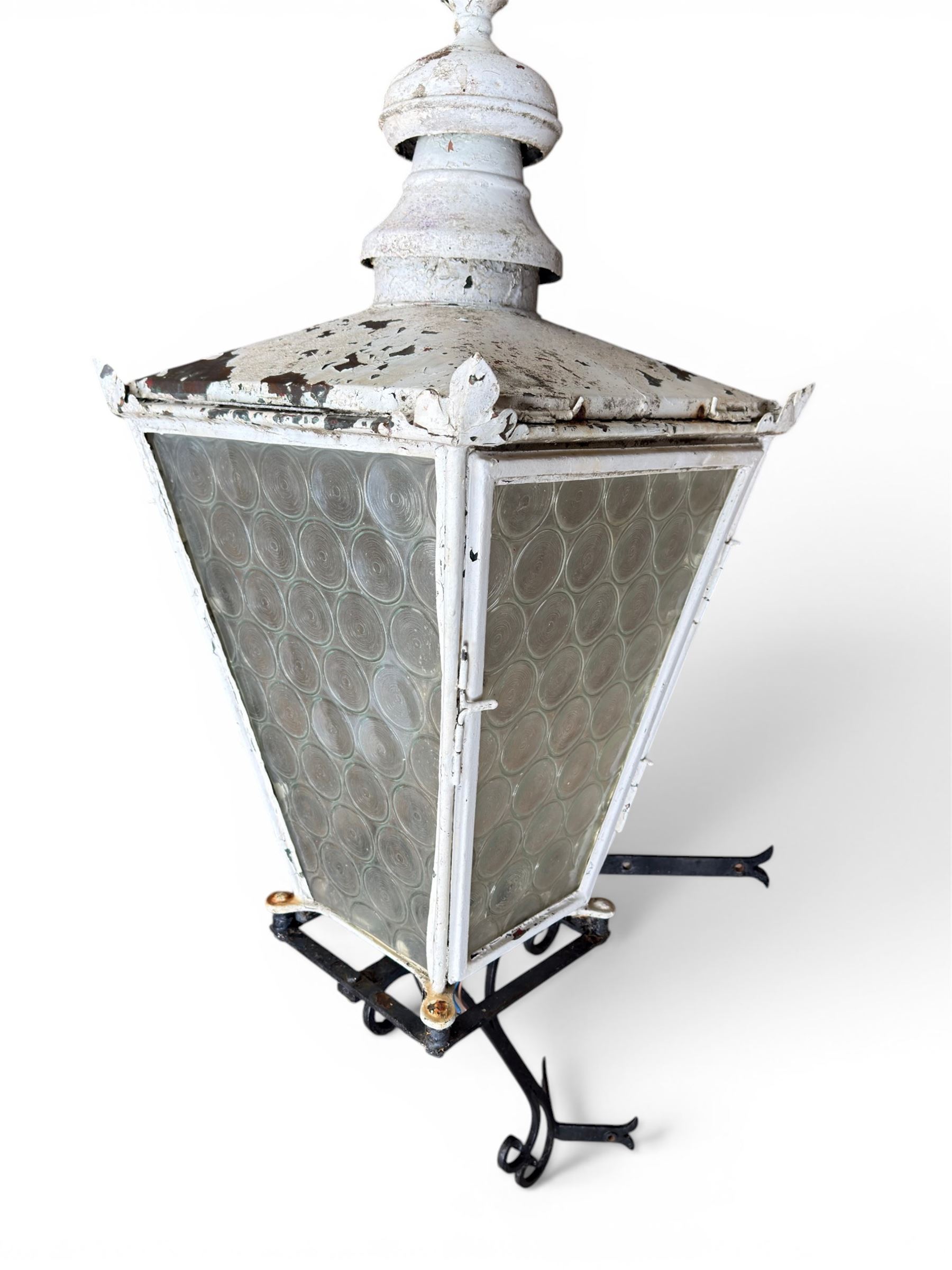 Foster & Pullen (Bradford est. 1896) - Good pair of late 19th century copper coach house or street lamps, painted in rustic white finish, with iron corner brackets, one with clear glass, the other with ring mottled glass, both converted to electricity, height with bracket 150cm