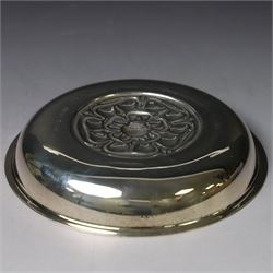 Late 20th century silver pin dish, of circular form with embossed Yorkshire Rose to centre, with Queen Elizabeth II Silver Jubilee hallmark Cooper Brother & Sons, Sheffield 1977, D11cm