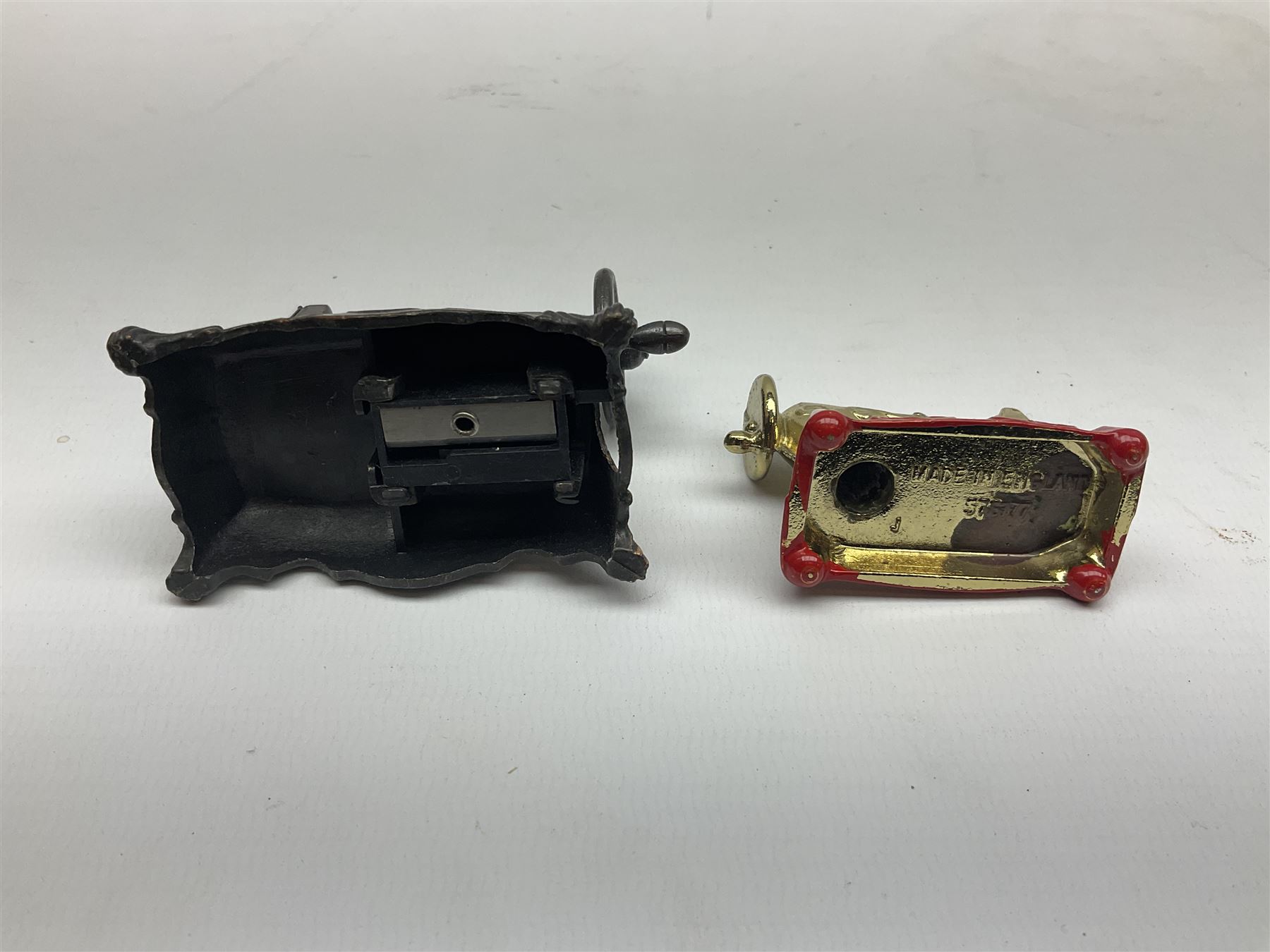Singer mini sewing machine, together with Holly hobbie mini sewing machine and other sewing machine models, Singer H15cm
