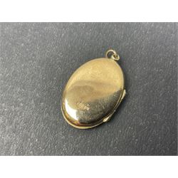 9ct gold jewellery, including opal ring and two other stone set rings, locket and rope twist chain 