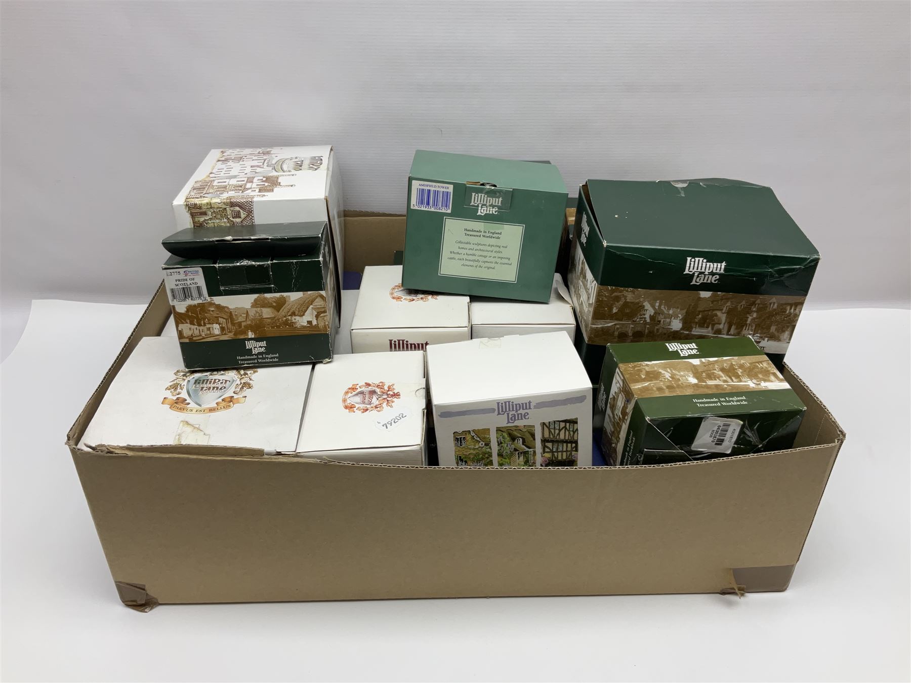 Nineteen Lilliput Lane models from the Scottish Collection, to include John Knox House, Castaway, Pineapple House, etc, all models with original boxes 