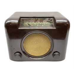 Mid-20th century Bush valve radio in brown Bakelite case, Type DAC.90.A, circa 1950s serial number 73/03825, H23.5cm W29cm D17cm