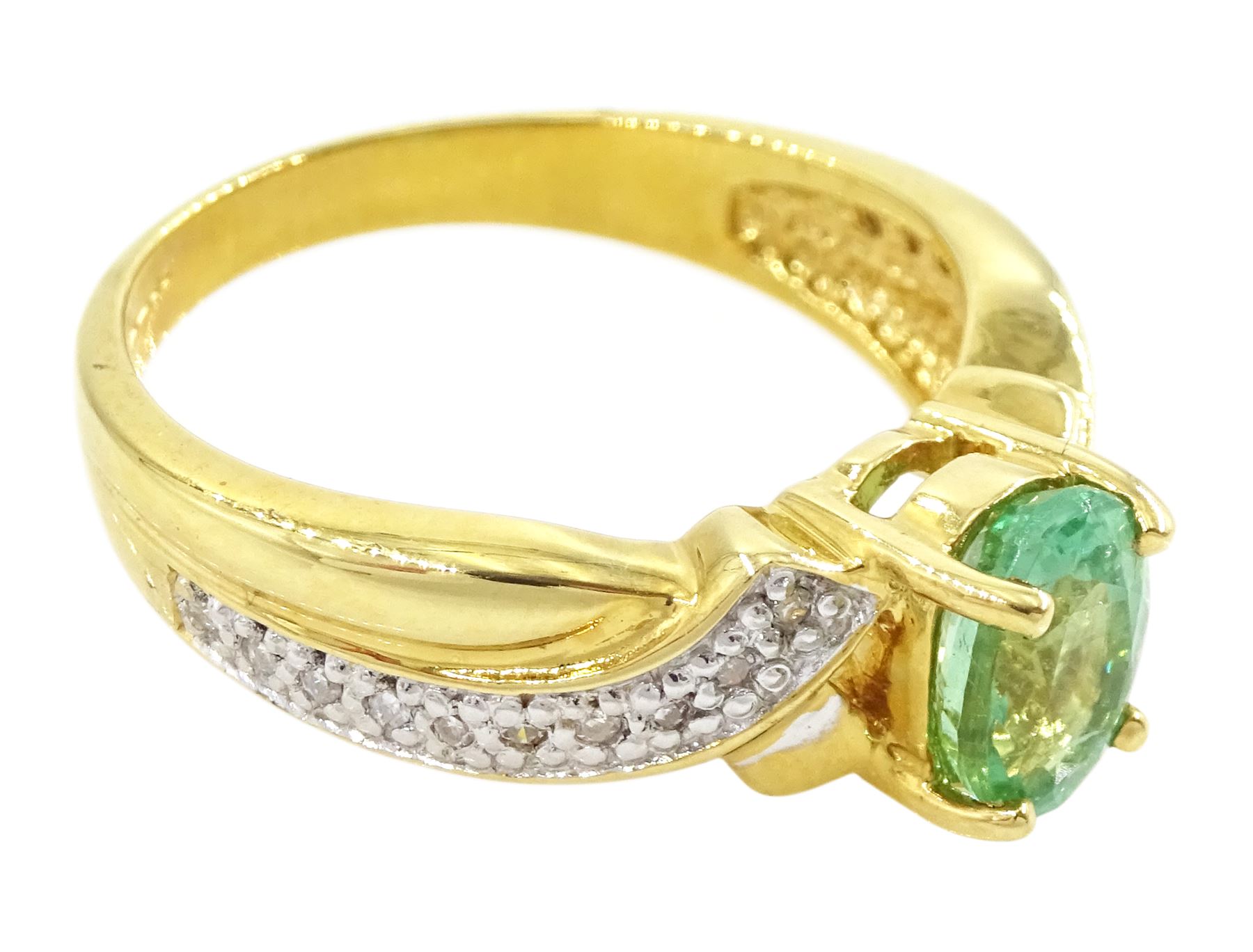 18ct gold single stone oval cut Paraiba tourmaline ring, with diamond set shoulders, hallmarked, tourmaline approx 0.80 carat