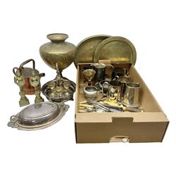 Collection of metalware, to include copper kettle, brass vase, silver plated egg cups etc