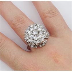 18ct white gold round brilliant cut diamond cluster ring, stamped 750, total diamond weight approx 2.00 carat