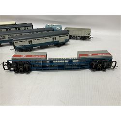 Hornby/Tri-Ang ‘00’ gauge - eight various coaches and eighteen goods wagons; all unboxed (26)