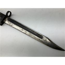 British short Bayonet with 20cm fullered Bowie blade, grip stamped L.I.A.3 960-0257 B, steel scabbard, 32cm overall, with canvas frog