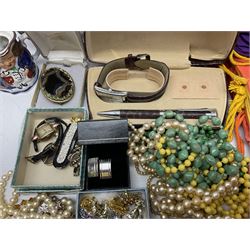 9ct gold agate brooch, gold ring, silver brooch, silver marcasite ladies manual wind wristwatch, collection of costume jewellery and a Smiths Timecal Noddy alarm clock etc 