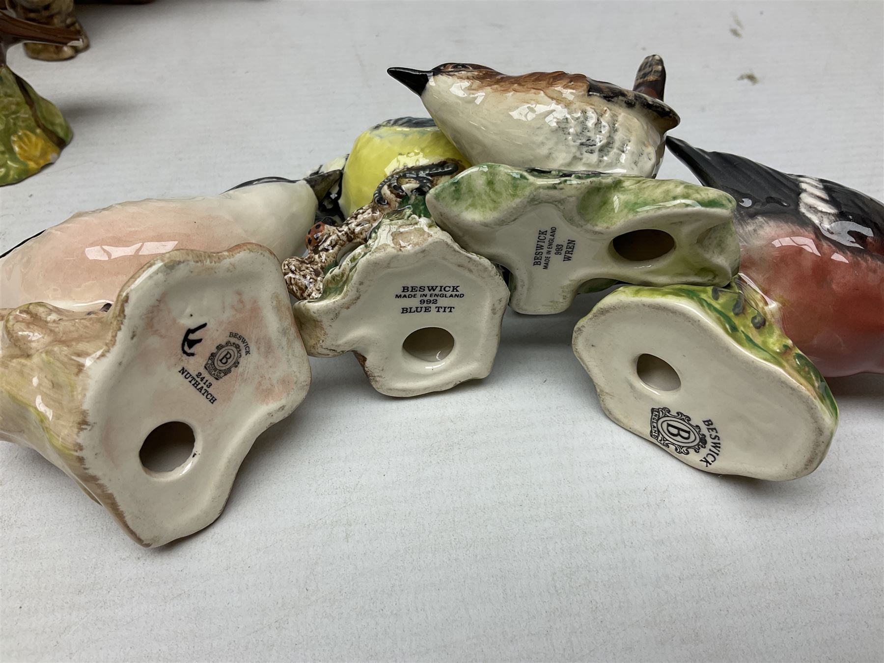 Group of Beswick figures of birds, comprising kingfisher no 2371, thrush no 2308, owl no 2026, and nine smaller bird figures to include greenfinch, wren etc