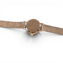 Garrard ladies 9ct gold quartz presentation wristwatch, on integral 9ct gold bracelet, hallmarked