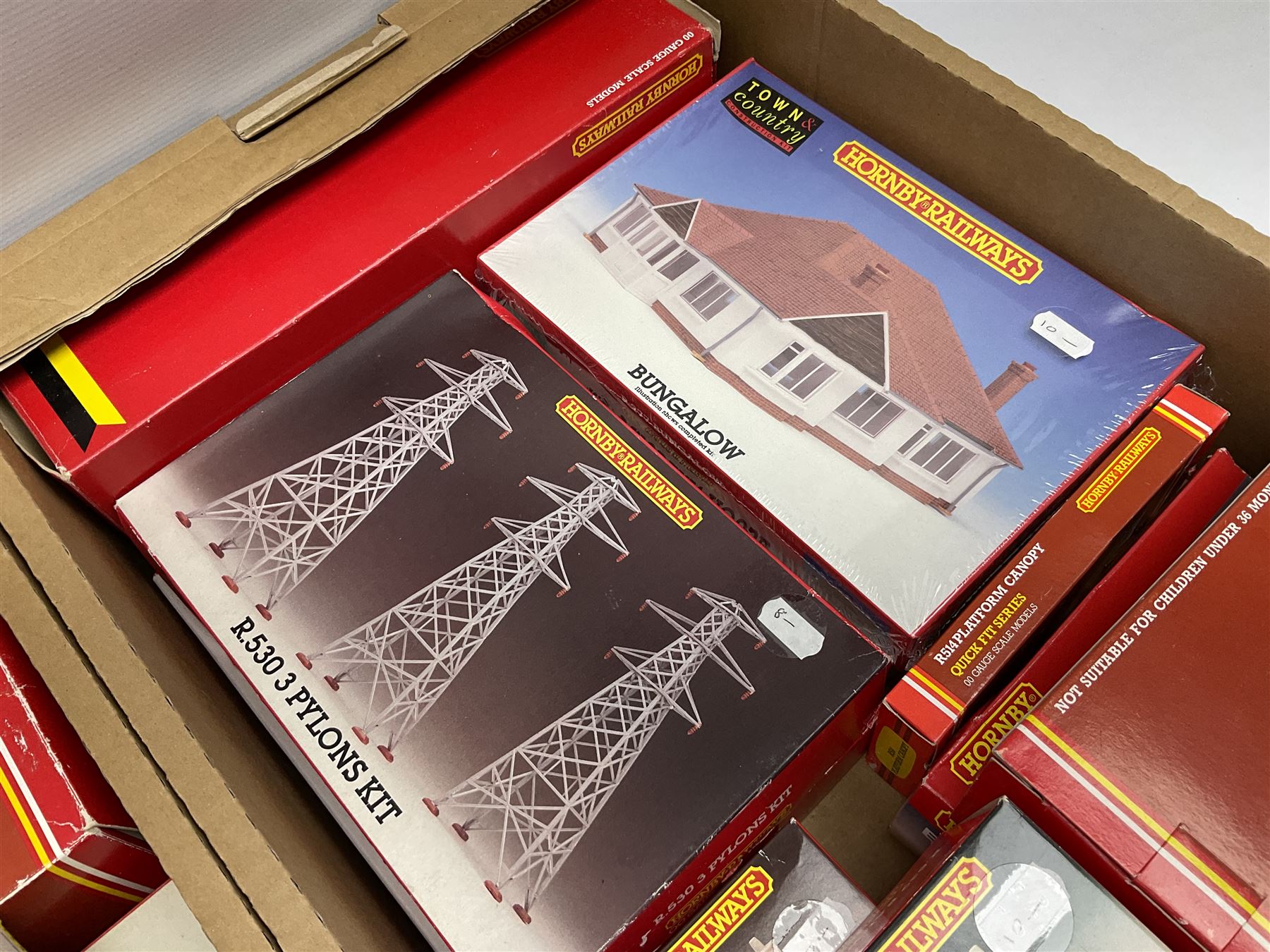 Hornby '00' gauge - nineteen construction kits for trackside buildings and accessories including Grand Suspension Bridge, London Road Station, River Bridge, Viaduct, Engine Shed, Railway Cottages, Water Towers, Girder bridge, Houses, Bell Inn etc; all boxed (19)
