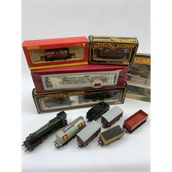 Various Makers '00' gauge - Mainline Parallel Boiler Scot Class 4-6-0 locomotive 'Prince of Wales Volunteers South Lancashire' No.46137, boxed, and Manor Class 4-6-0 locomotive 'Hinton Manor' No.7819, unboxed; Dapol Castle Class 4-6-0 locomotive 'Neath Abbey' No.5090, boxed with paperwork; and seven assorted wagons, two boxed (10)