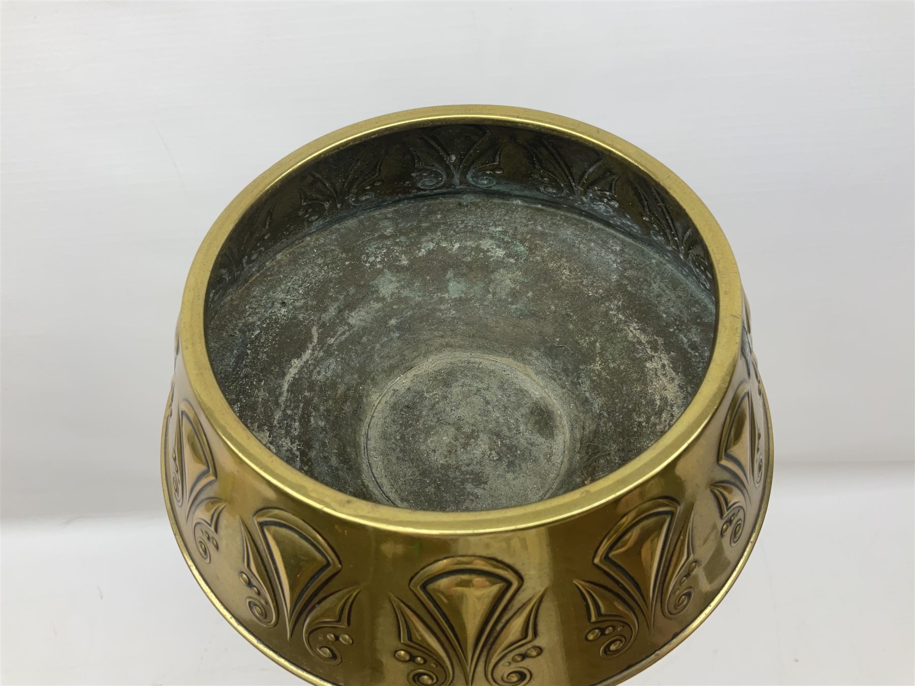 Early 20th century Daalderop of Holland Art Nouveau brass smokers stand, the square sided column stem raised upon circular spreading base with mounted ash tray decorated with typical Art Nouveau stylised motifs, with mark beneath, H72cm