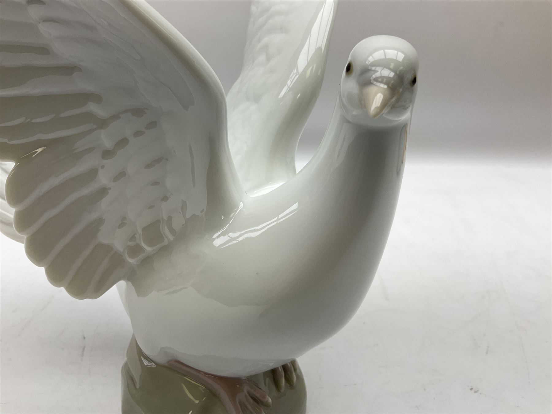Four Lladro dove figures, comprising Taking Flight no 6288, Dove no 1015, Proud Dove no 6290 and Peaceful Dove no 6289, all with original boxes, largest example H20.5cm 