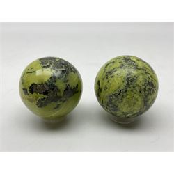 Pair of green serpentine spheres, D6cm