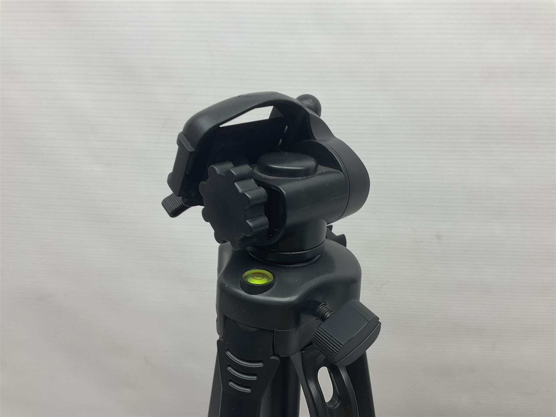 Collection of cameras, including Nikon F401 AF camera body, serial no 2111407, with Sigma Zoom Master 1:3.5-4.5 f=35-70mm lens, Fujifilm camera body etc 