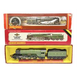 Hornby '00' gauge - Class 9F 2-10-0 locomotive 'Evening Star' No.92220; Standard Class 7P6F locomotive 'Britannia' No.70000; both boxed; and 4-6-2 locomotive 'Flying Scotsman' No.4472; in box base only with slip-case (3)