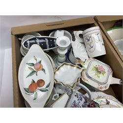 Spodes velamour twin handled mantel vase, together with Royal Doulton wash stand set, Royal Worcester coffee cans and saucers and other ceramics, in six boxes 