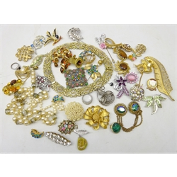  Collection of vintage dress brooches, necklaces, rings etc   