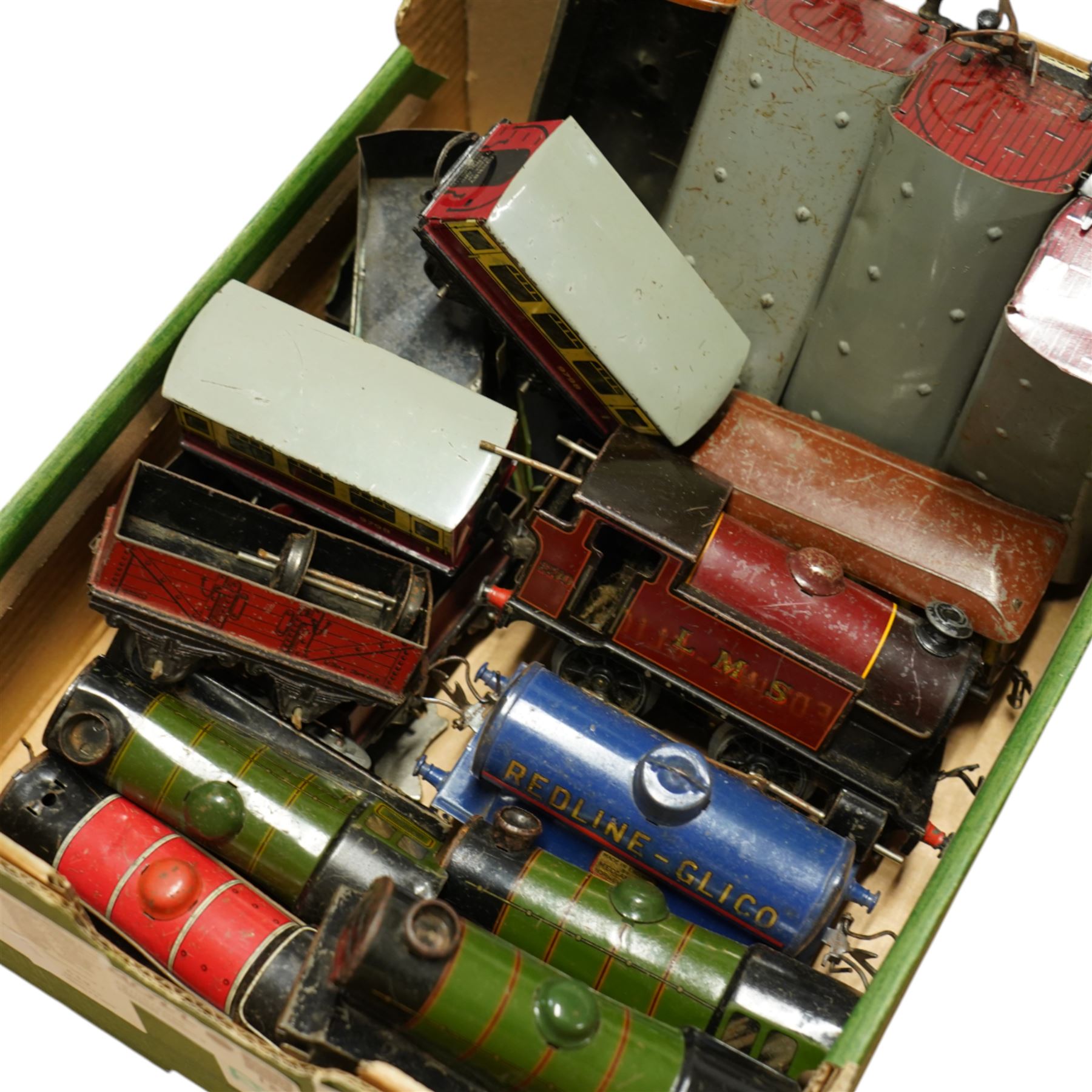 Quantity of 0 Gauge model railway, including Hornby and Meccano locomotives, rolling stock track, buildings etc; and a s Hornby 00 Gauge freight set, incomplete 