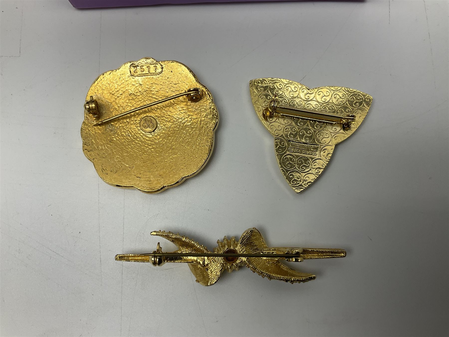 Victorian and later silver jewellery including fob with rose gold cartouche, cross pendant, enamel Yorkshire rose tie pin and fob bracelet,  together with an Edwardian silver vesta case, hallmarked Birmingham 1907, a wooden pocket watch case and three costume brooches 