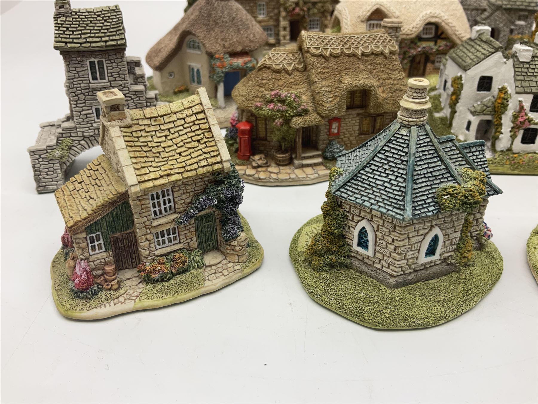Seventeen Lilliput Lane models, to include The Dalesman, Windy Ridge, Cat Coombe Cottage, Granny Smiths, ect, all with deeds and original boxes (17)