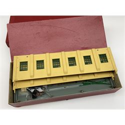 Hornby Dublo - 5005 Engine Shed Kit (2-Road); 5006 Engine Shed Extension Kit with unboxed 1575 Lighting Kit; and 5020 Goods Depot Moulded Kit, all in red boxes (3)
