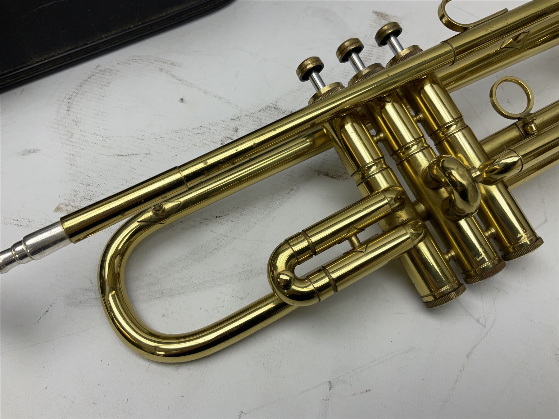 Lafleur trumpet serial no.054827; and Intermusic five-piece clarinet; both cased (2)