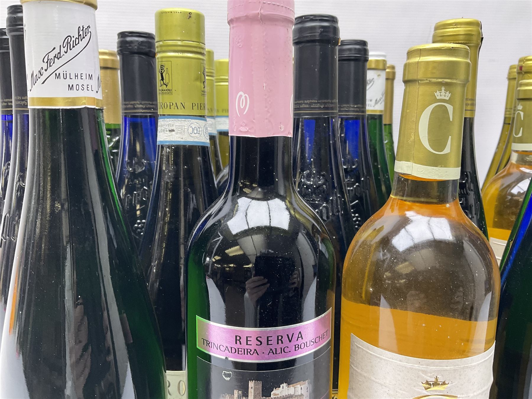 Mixed wine, including Pieroth Blue 2011, Kabinett, Moira's 2009  Reserva, Chai 2011 Bordeaux, etc, various content and proof (31)