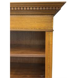 Edwardian inlaid mahogany open bookcase, projecting dentil cornice over crossbanded frieze, fitted with four adjustable shelves with reeded facias, on skirted base