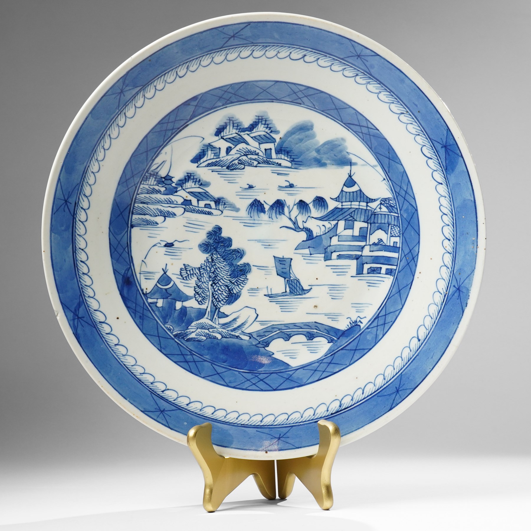 Chinese blue and white charger, late Qing dynasty, painted with a landscape, D37cm 