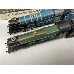 Wrenn '00' gauge - two Castle Class' 4-6-0 locomotives - 'Devizes Castle' No.7002 in GW Green; and 'Windsor Castle' No.4082 in BR Blue; both boxed with instructions (2)