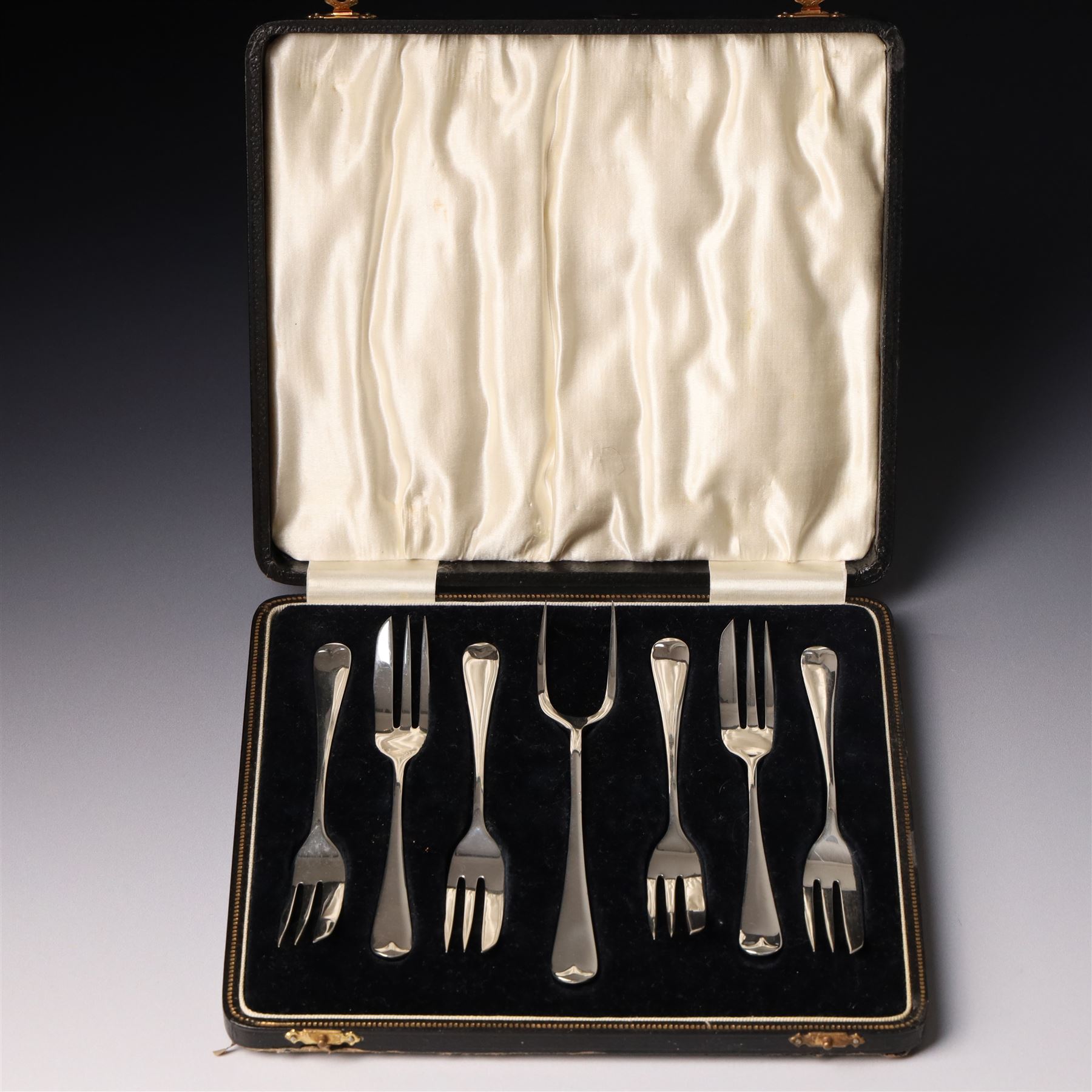 Set of six silver pastry forks and serving fork, cased Birmingham 1931 Maker Arthur Price & Co