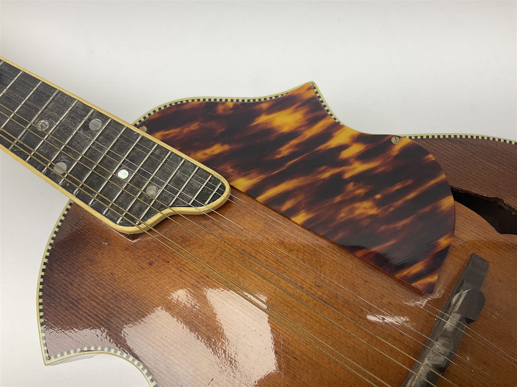 F-hole eight-string mandolin with one-piece maple back and ribs and spruce top L70cm