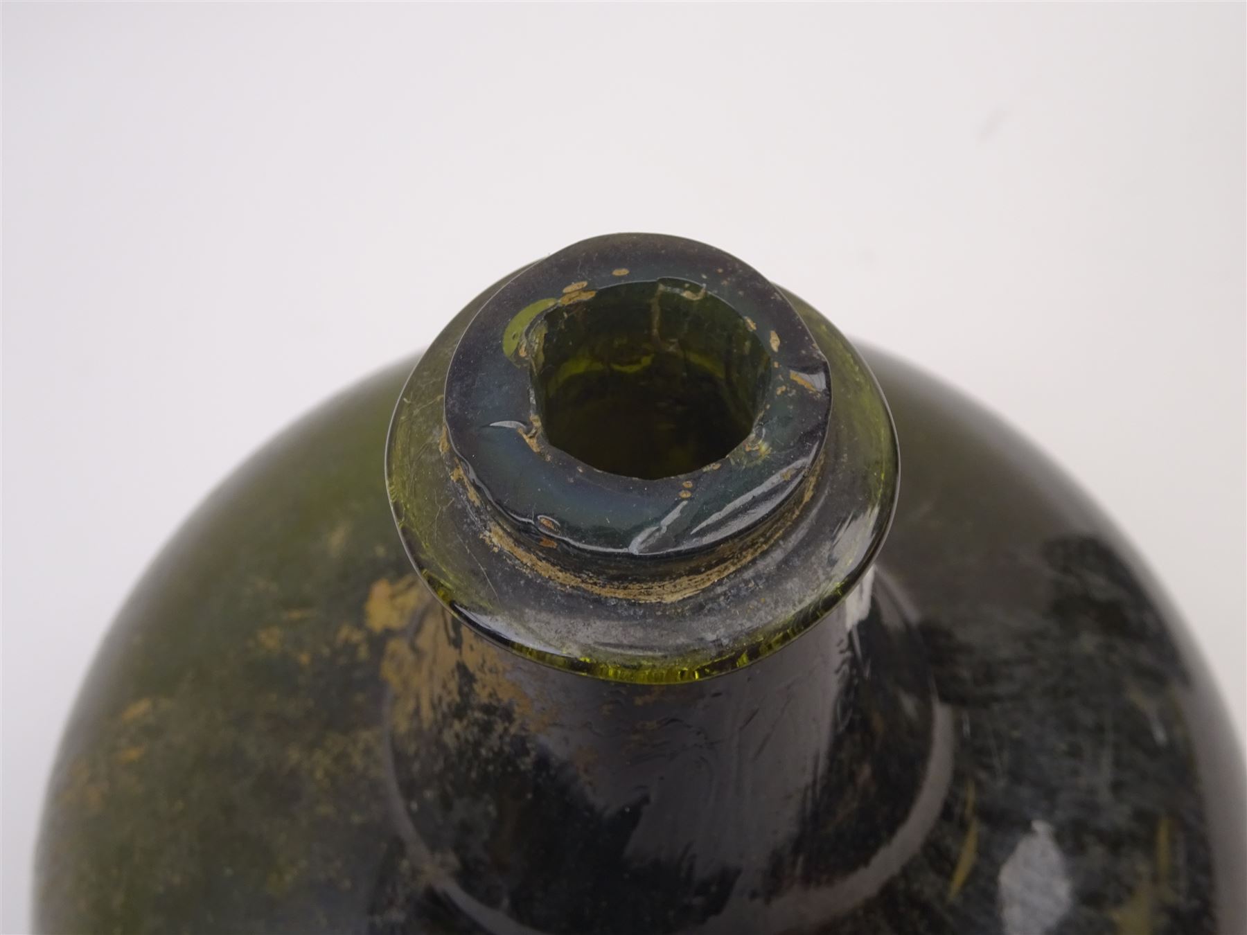 18th century green glass bottle, of onion form, H15cm, together with an 18th century green glass wine bottle, with seal depicting a boar beneath a crown, probably the Edgcumbe Crest, H27cm