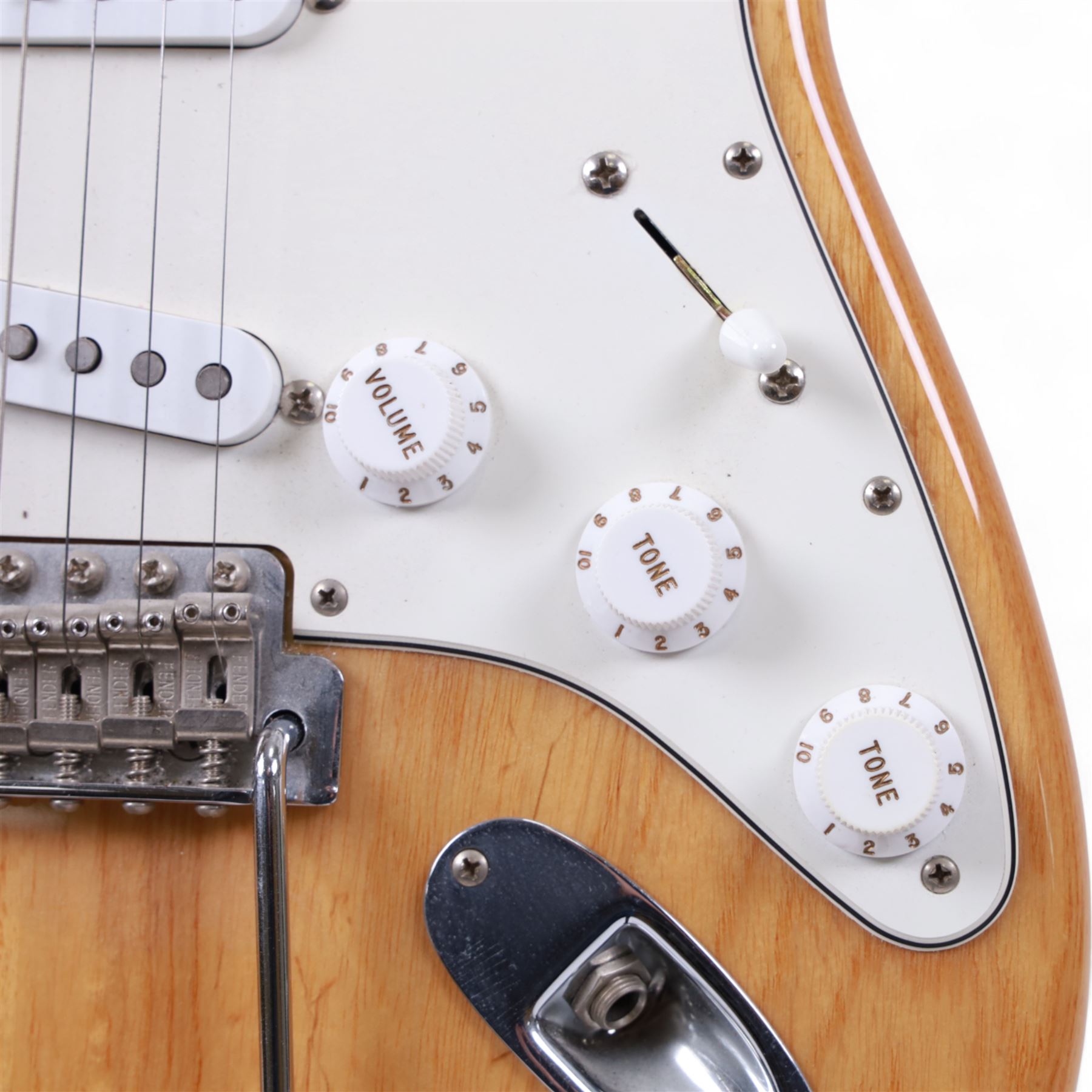 Fender Stratocaster electric guitar, serial no. MN8110169 made in Mexico c. 1998, with natural body, maple neck, three pickups, three control dials and five way selector switch, L99cm 