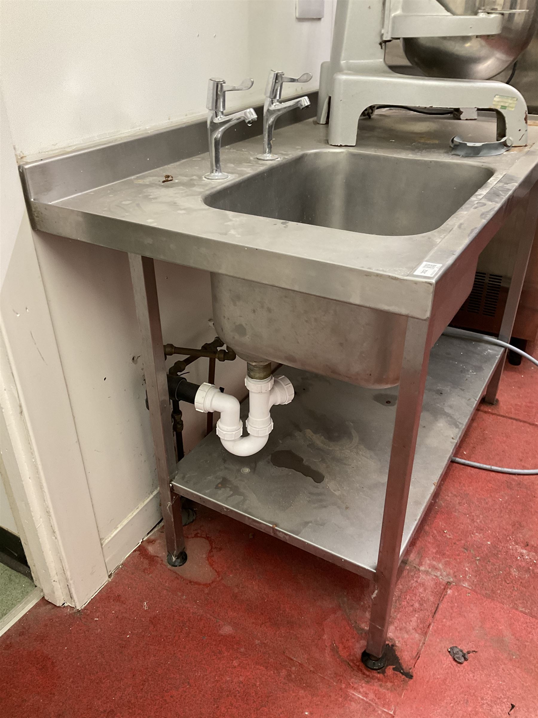 Stainless steel single sink unit with drainer and under-shelf- LOT SUBJECT TO VAT ON THE HAMMER PRICE - To be collected by appointment from The Ambassador Hotel, 36-38 Esplanade, Scarborough YO11 2AY. ALL GOODS MUST BE REMOVED BY WEDNESDAY 15TH JUNE.