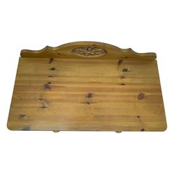 Pine chest of drawers topped with carved pediment with acorn and oak leaf motif, fitted with two short over three long drawers, standing on shaped apron base (W92, D46, H97cm); pine bedside cabinet, single drawer above paneled cupboard door enclosing open storage, shaped plinth base (W43, L32, H67cm)