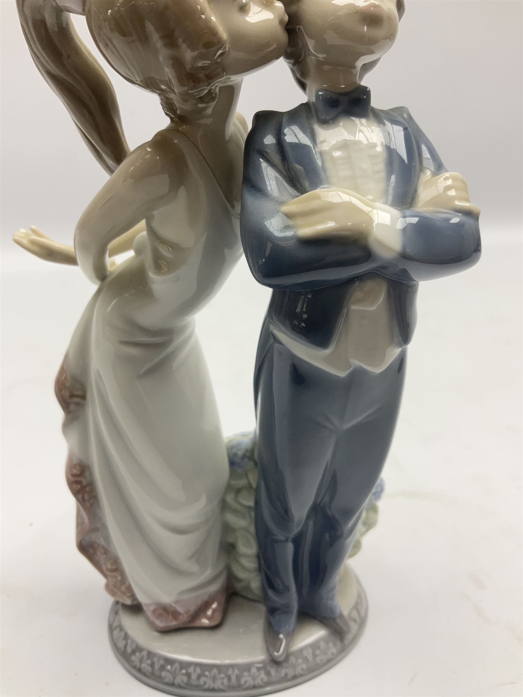Two Lladro figures, comprising Now & Forever no 7642 and Kiss & Make Up no 5555, largest example H28cm