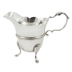  Victorian Irish silver cream jug, helmet shaped, waved top and scroll handle by John Smith, Dublin 1897, approx 2.8oz (mao06030  