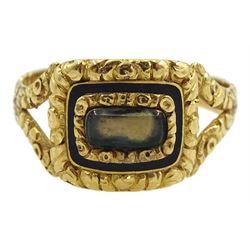 William IV 18ct gold mourning ring, central glazed locket compartment with black enamel surround, with openwork bifurcated scroll carved shoulders, makers mark ET over RK, London 1833