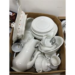 Quantity of Victorian and later ceramics to include Johnson Bros Indian Tree, Copeland Spode blue and white bowl with blue mark beneath, Masons ironstone, Wedgwood dinnerwares, fairing, studio pottery, oriental examples etc