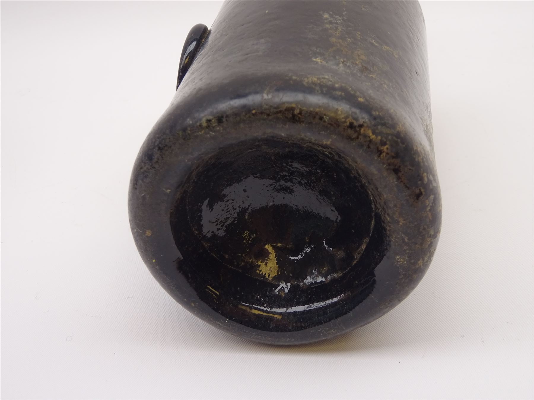 18th century green glass bottle, of onion form, H15cm, together with an 18th century green glass wine bottle, with seal depicting a boar beneath a crown, probably the Edgcumbe Crest, H27cm